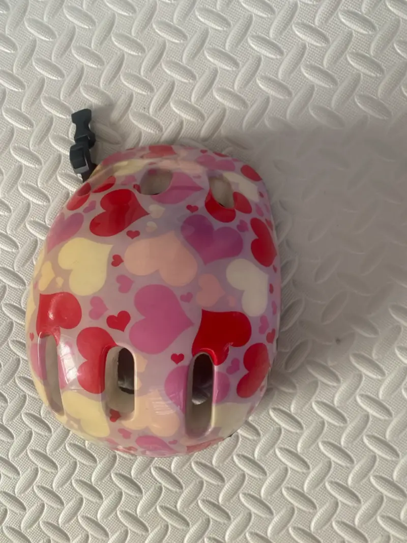 Casco infantil con corazones - 3
