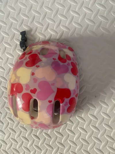 Casco infantil con corazones - miniatura 3