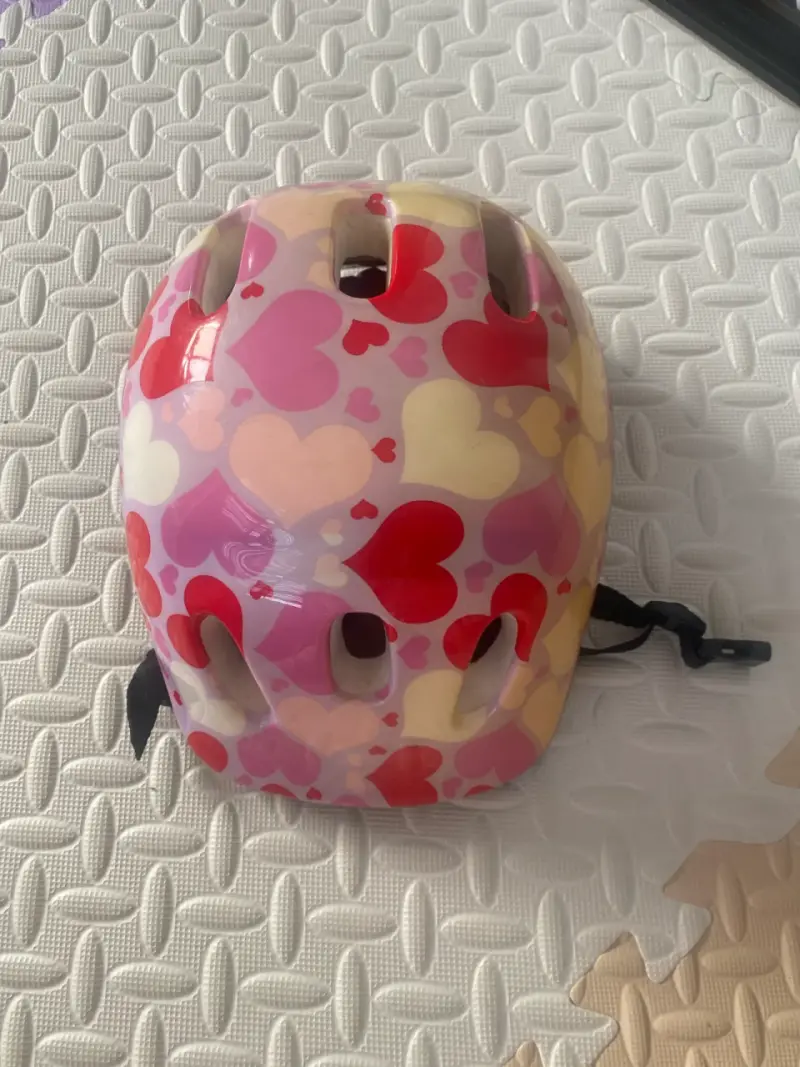 Casco infantil con corazones - 4