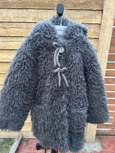 Abrigo gris elegante peludo con gorro, talla 4🩶 - miniatura 1