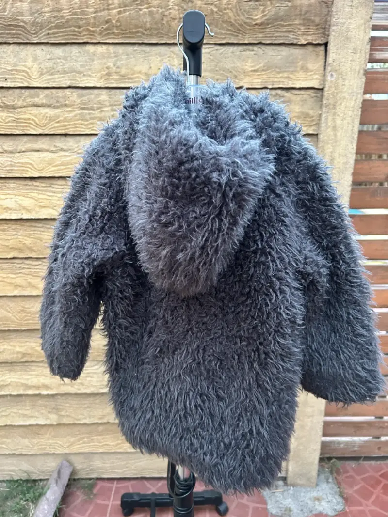 Abrigo gris elegante peludo con gorro, talla 4🩶 - 3