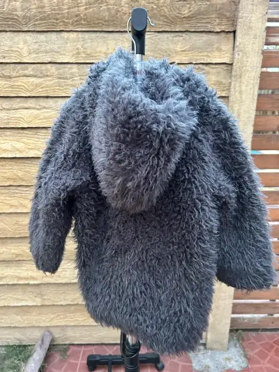Abrigo gris elegante peludo con gorro, talla 4🩶 - miniatura 3