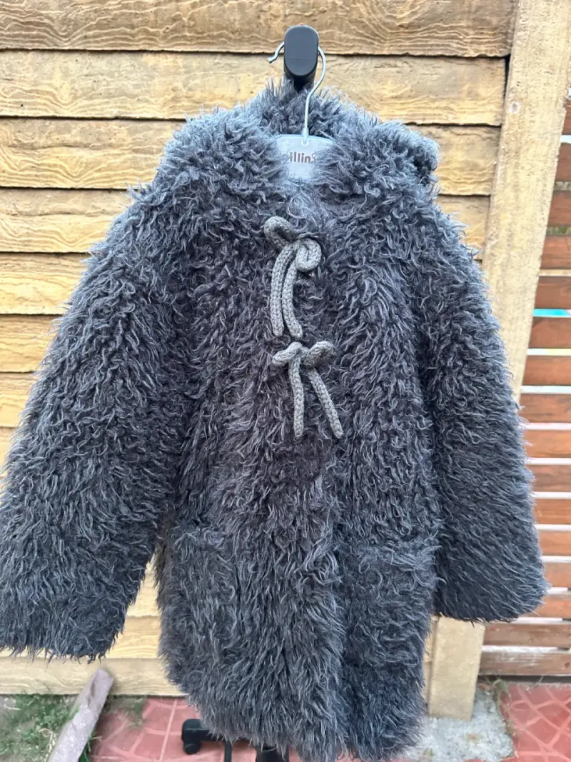 Abrigo gris elegante peludo con gorro, talla 4🩶 - 4
