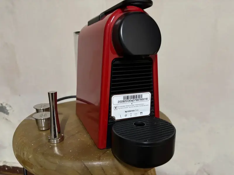 Cafetera Nespresso Essenza Mini + Aeroccino - 1