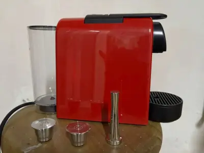 Cafetera Nespresso Essenza Mini + Aeroccino - miniatura 2