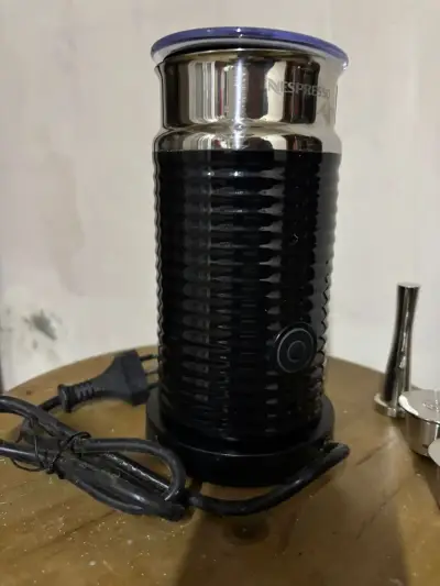 Cafetera Nespresso Essenza Mini + Aeroccino - miniatura 3