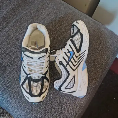 Zapatillas deportivas blancas - miniatura 1