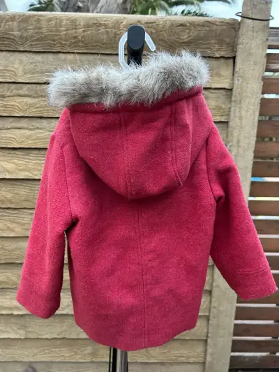 Abrigo rojo con capucha para niña, talla 4❤️ - miniatura 2