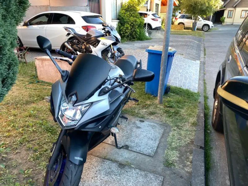 Moto deportiva Yamaha gris - 1