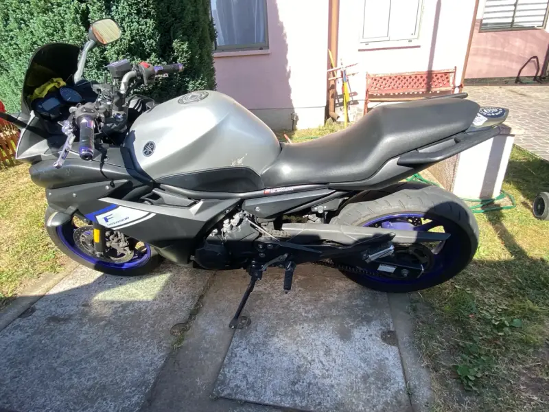 Moto deportiva Yamaha gris - 2