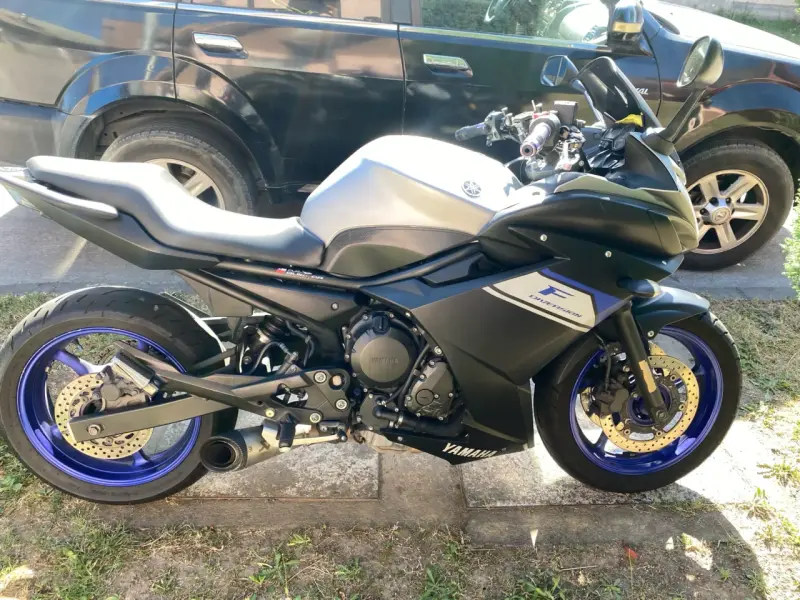 Moto deportiva Yamaha gris - 3
