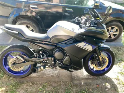 Moto deportiva Yamaha gris - miniatura 3