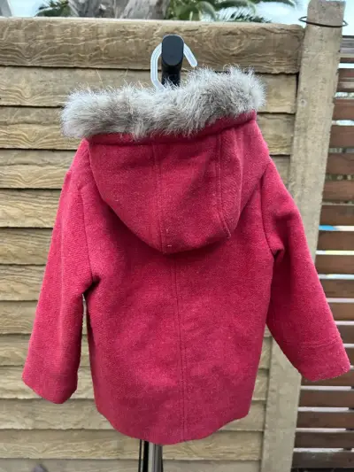 Abrigo rojo con capucha para niña, talla 4❤️ - miniatura 4