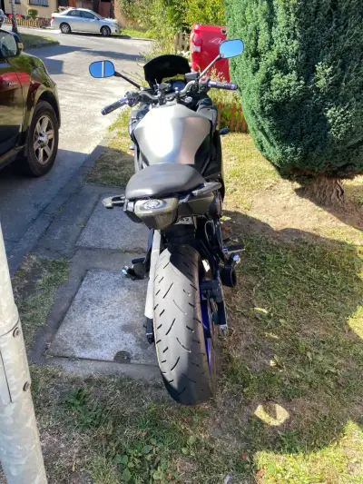 Moto deportiva Yamaha gris - miniatura 4