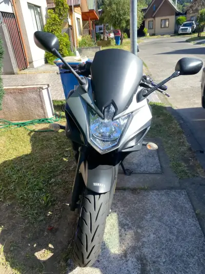 Moto deportiva Yamaha gris - miniatura 5