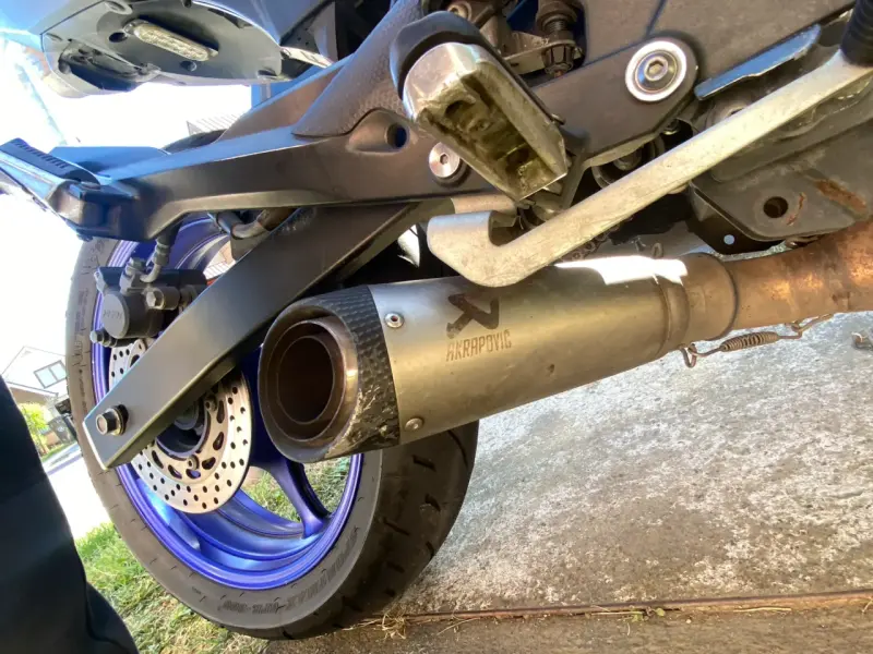 Moto deportiva Yamaha gris - 6