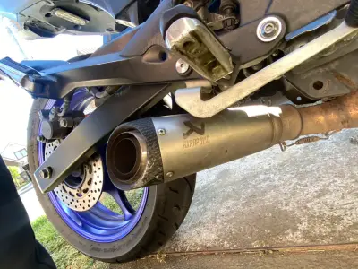 Moto deportiva Yamaha gris - miniatura 6