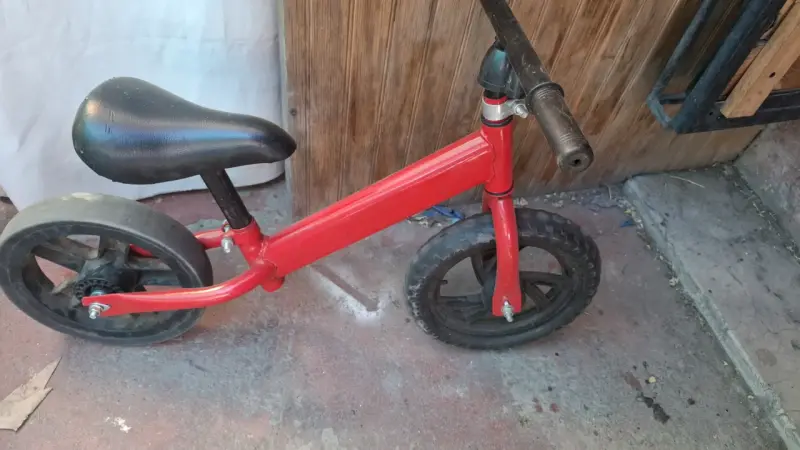 Bicicleta de equilibrio roja