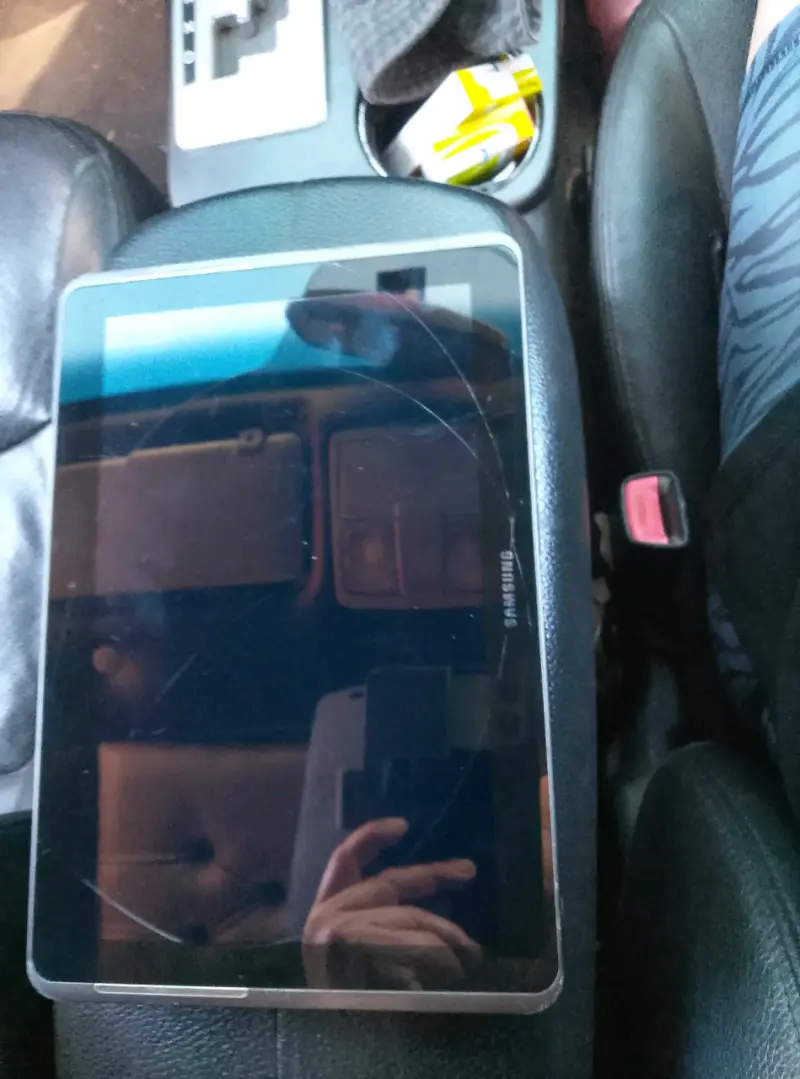 Tablet Samsung con pantalla dañada - 1