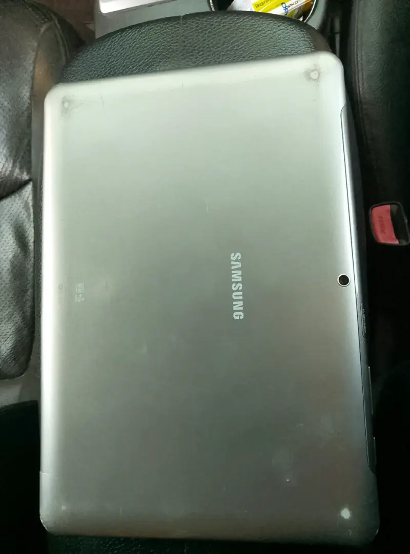 Tablet Samsung con pantalla dañada - 2
