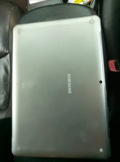 Tablet Samsung con pantalla dañada - miniatura 2