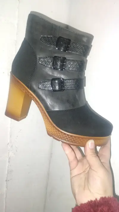 Botines negros con tacón - miniatura 1