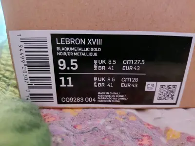 Zapatillas Lebron XVIII Black/Metallic Gold - miniatura 1