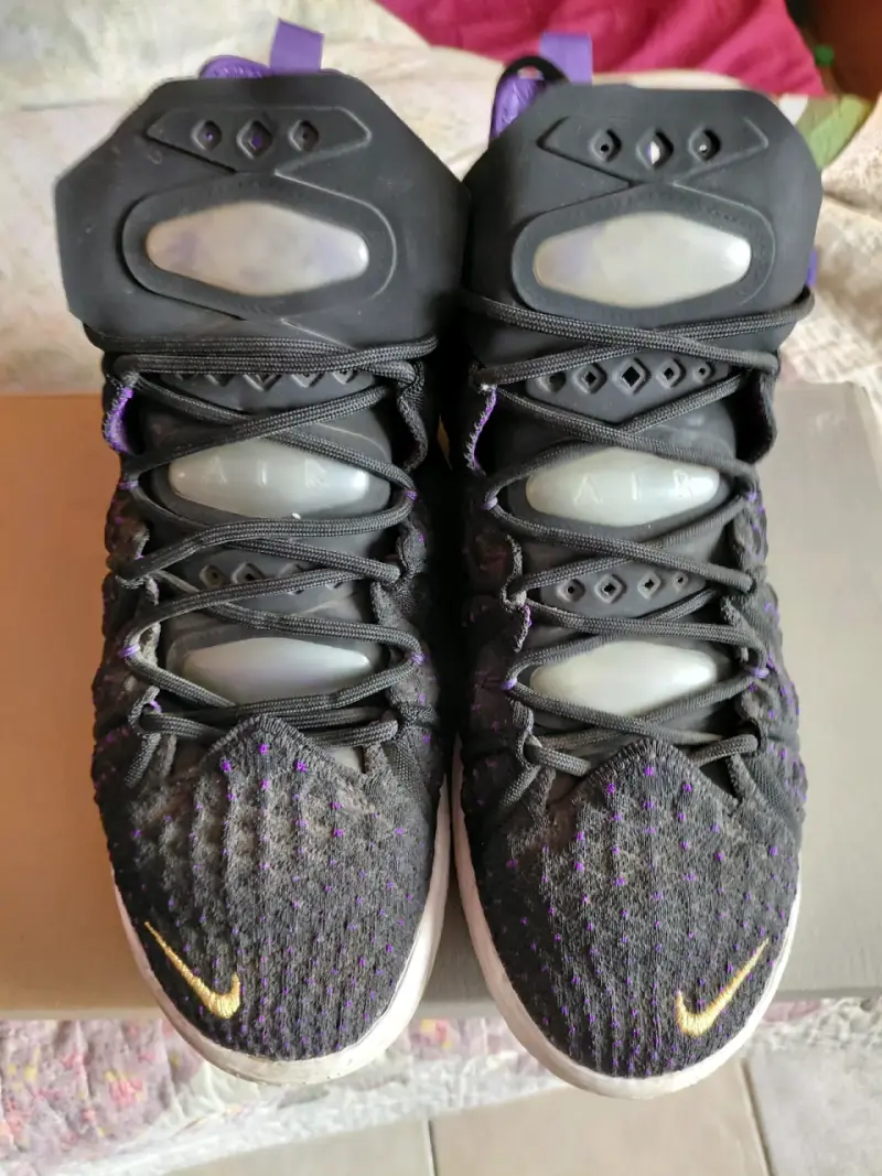 Zapatillas Lebron XVIII Black/Metallic Gold - 3