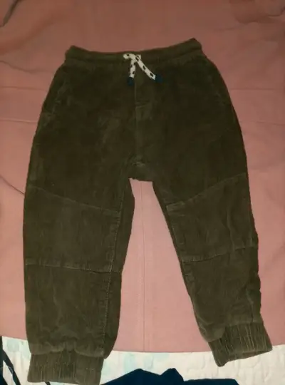 Pantalones de mezclilla para niño y buzo - miniatura 4