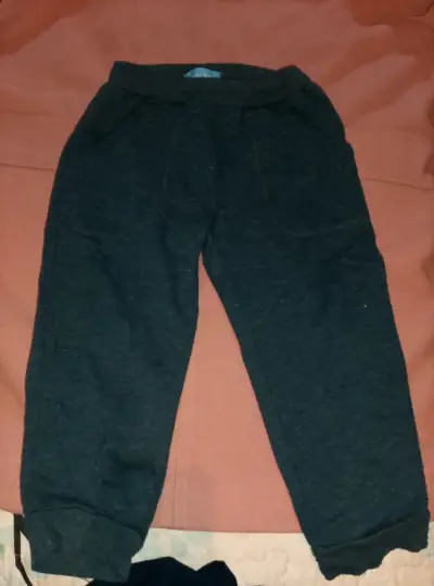 Pantalones de mezclilla para niño y buzo - miniatura 5