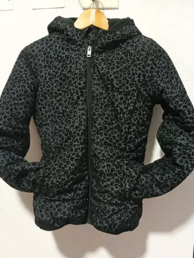 Chaqueta con capucha estampada - miniatura 2