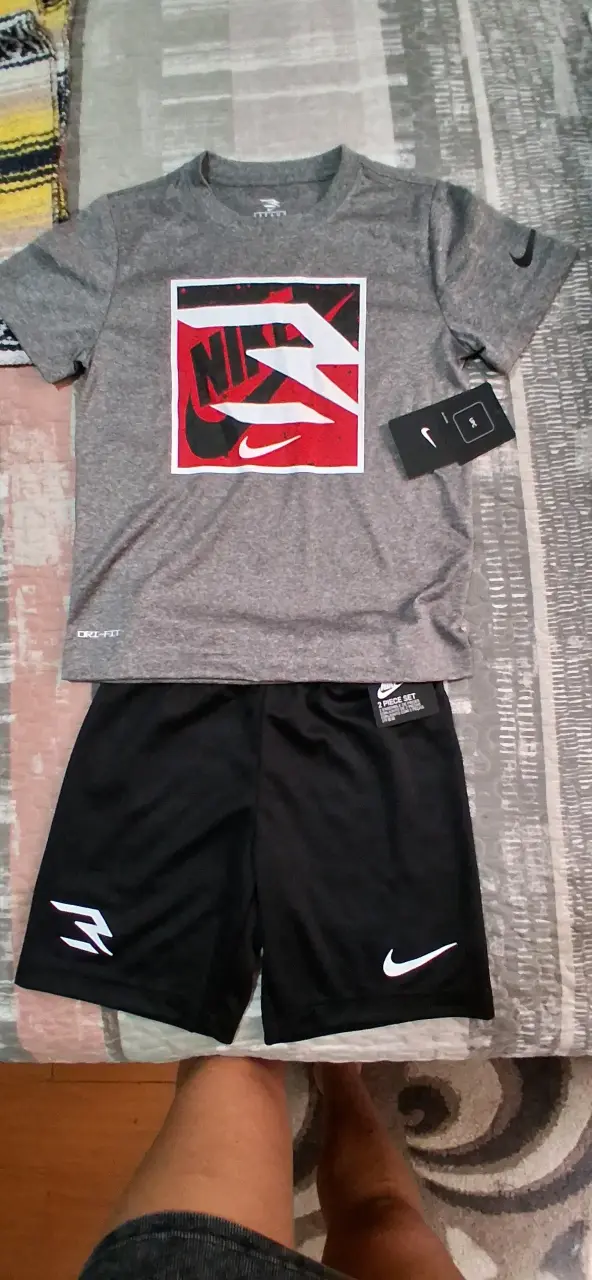 Conjunto deportivo Nike gris y negro - 1
