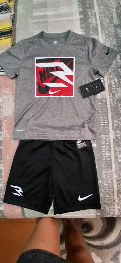 Conjunto deportivo Nike gris y negro - miniatura 1