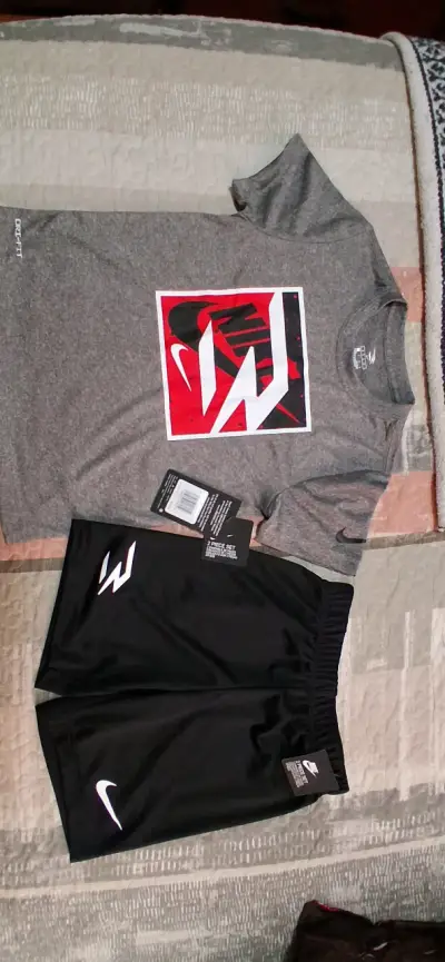 Conjunto deportivo Nike gris y negro - miniatura 2