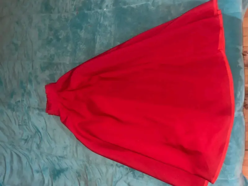 Faldon rojo