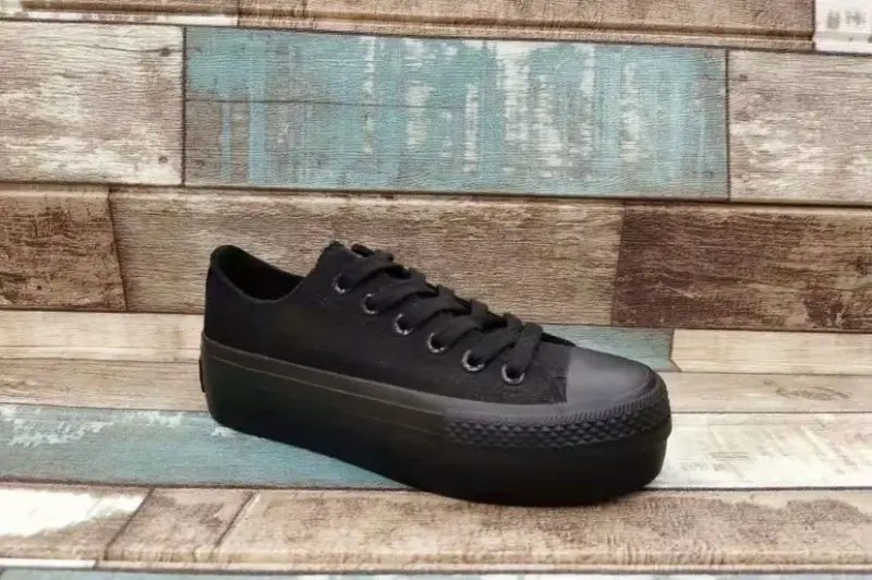 Zapatillas Nuevasnegras con plataformas🖤