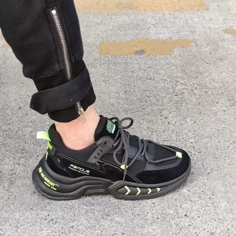 Zapatillas Nuevas negras con detalles verde hombre