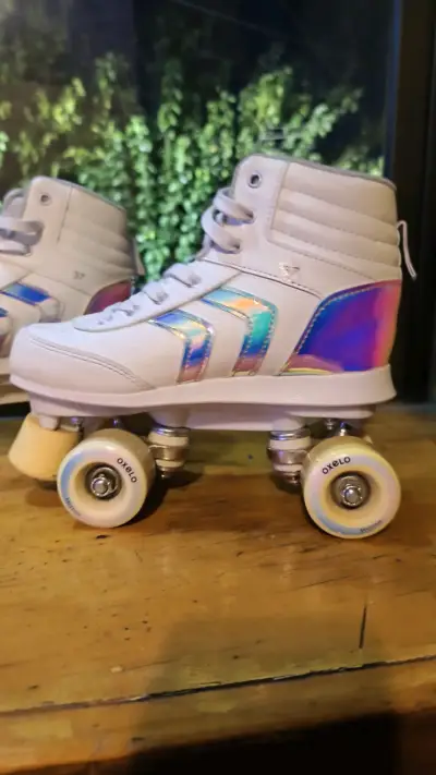 Patines blancos con acabados iridiscentes - miniatura 1