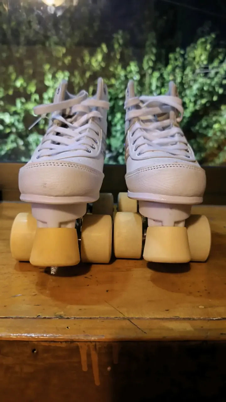 Patines blancos con acabados iridiscentes - 3
