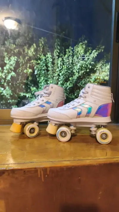Patines blancos con acabados iridiscentes - miniatura 5