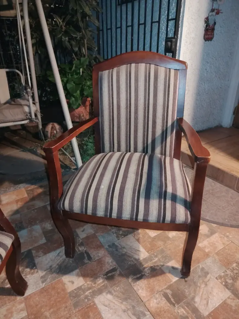 Silla de madera tapizada - 1