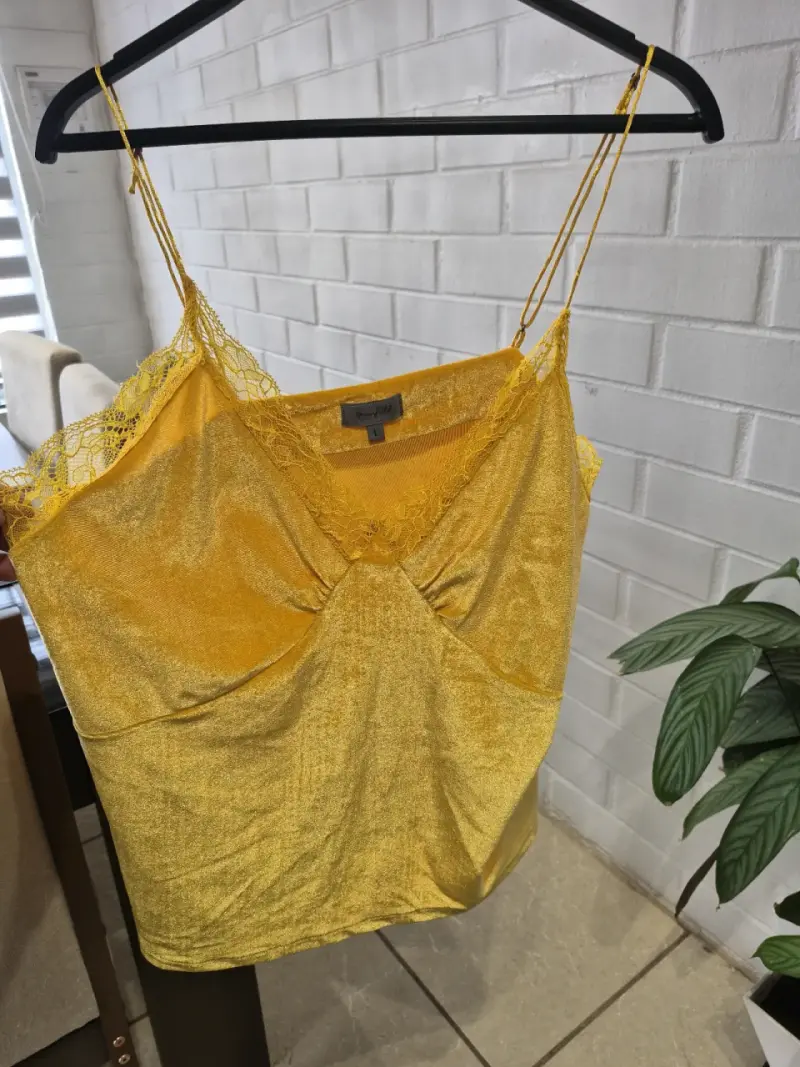 Top amarillo con encaje