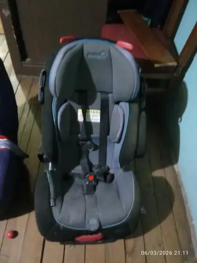 Silla de auto infantil gris - miniatura 1