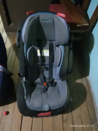 Silla de auto infantil gris - miniatura 2