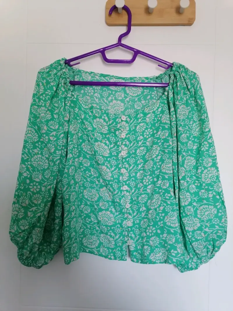 Blusa verde floreada - 1