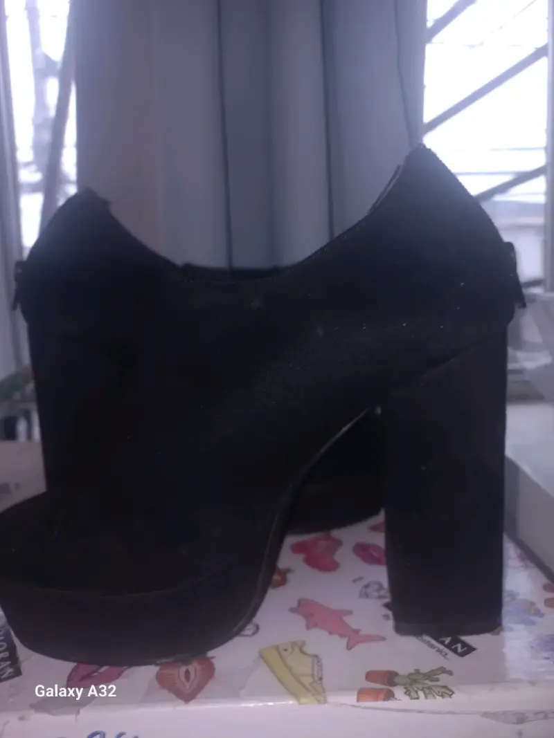 Botines negros de plataforma y sandalias - 2