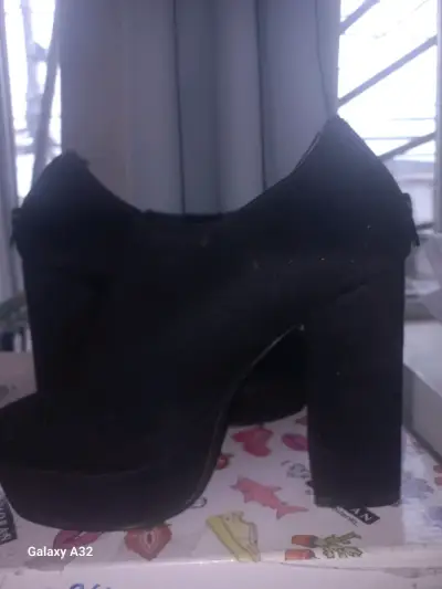 Botines negros de plataforma y sandalias - miniatura 2