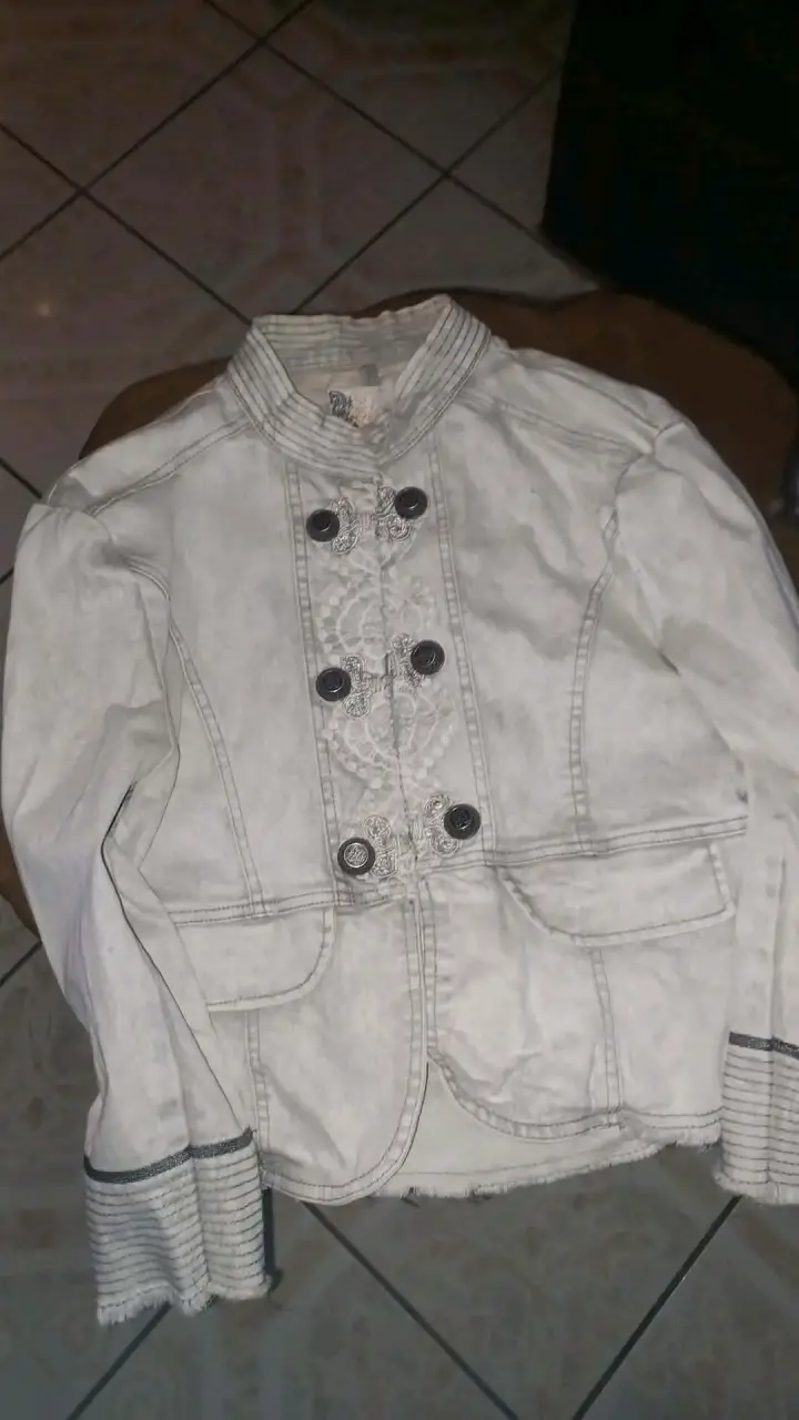 Chaqueta beige con botones decorativos