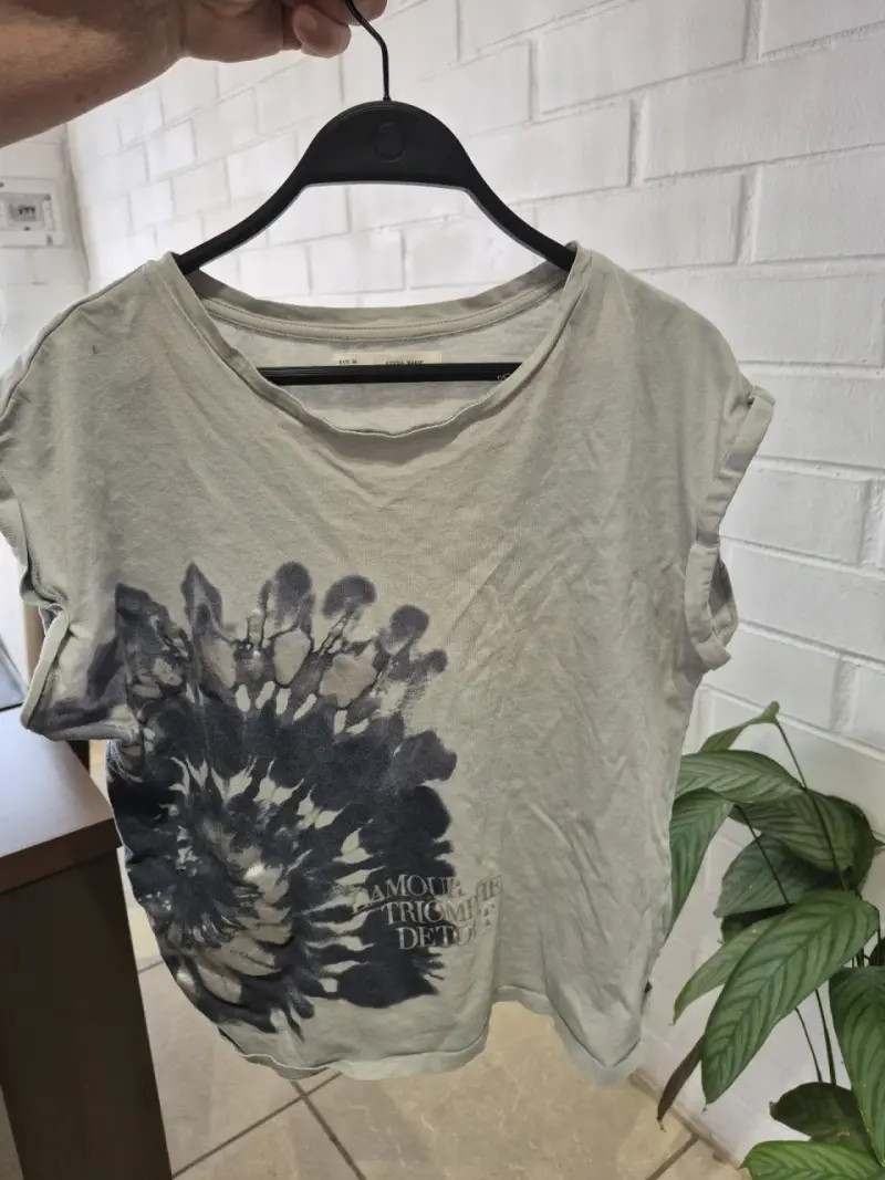 Polera gráfica gris mujer