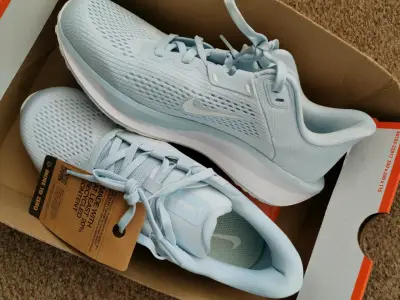 Zapatillas deportivas celestes nuevas - miniatura 1